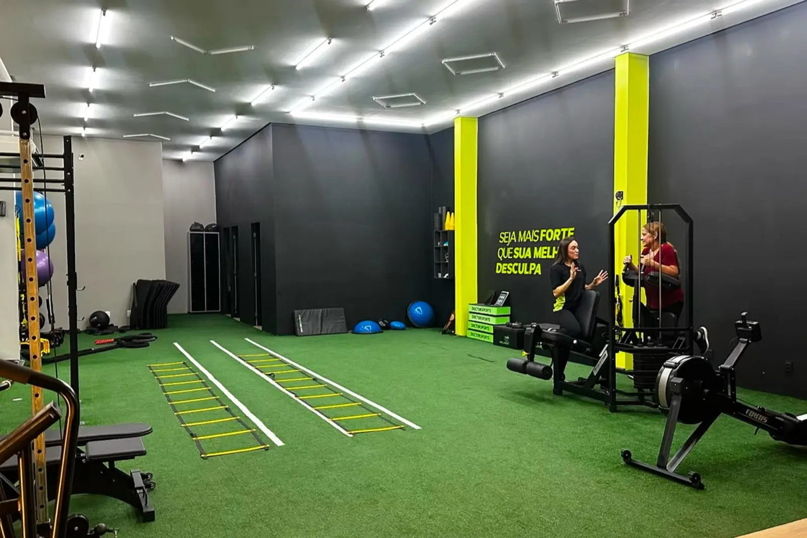 Aluna e profissional de Educação Física em treino personalizado no estúdio DoctorFit da Vila da Saúde